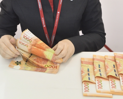 有市民擔心香港的聯繫滙率制度將受衝擊。資料圖片