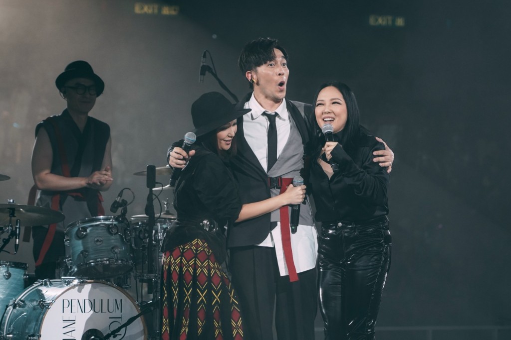 Tim左擁右抱着Janice(右)及Jill。