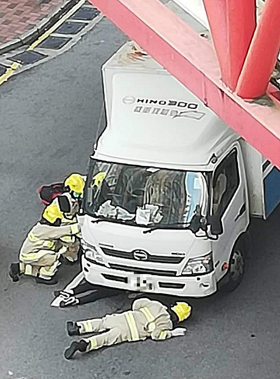 女子被撞飛捲入另外一輛貨車車底。網上圖片