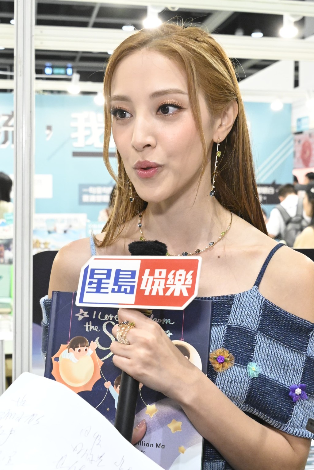 她指出書為孩兒留下回憶,十分珍貴。 她指出書為孩兒留下回憶,十分珍貴。