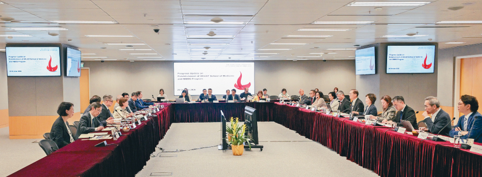 政府「筹备新医学院工作组」昨召开会议，加盟科大医学院出任资深副院长的梁如鸿，与前上司港大医学院院长刘泽星遥遥相对。