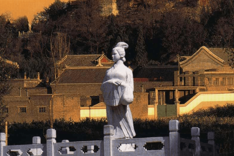 孟姜女塑像。