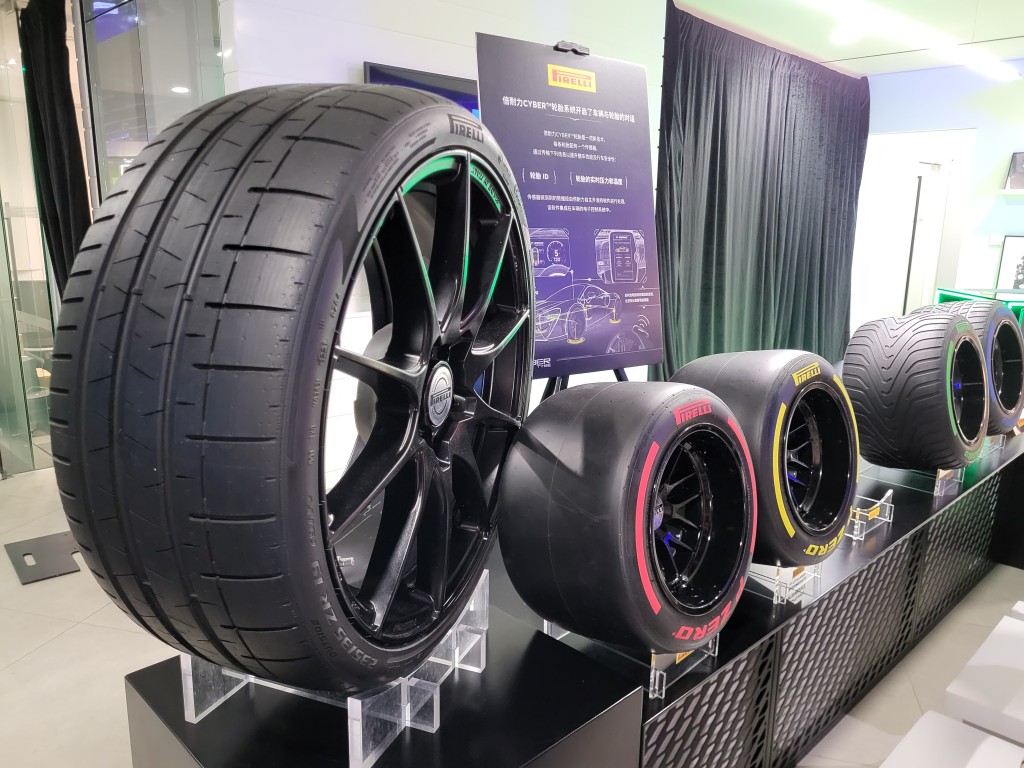 現場展示Pirelli不同款式高性能車胎。