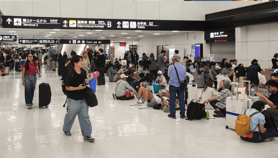 極端暴雨引發嚴重水浸,連帶成田國際機場的對外鐵路、巴士及公路交通全面中斷,導致逾4,000名旅客滯留航廈。 Facebook@LazyJapan懶遊日本 極端暴雨引發嚴重水浸,連帶成田國際機場的對外鐵路、巴士及公路交通全面中斷,導致逾4,000名旅客滯留航廈。 Facebook@LazyJapan懶遊日本