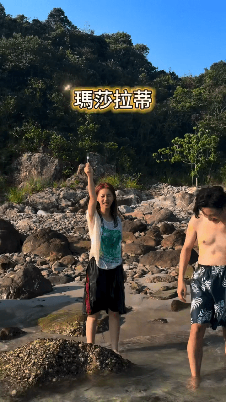 鄧月平興奮地舉起叉子，慶祝找到野生蠔。