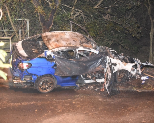私家車損毀嚴重,工作人員以膠布遮蓋死者遺體。