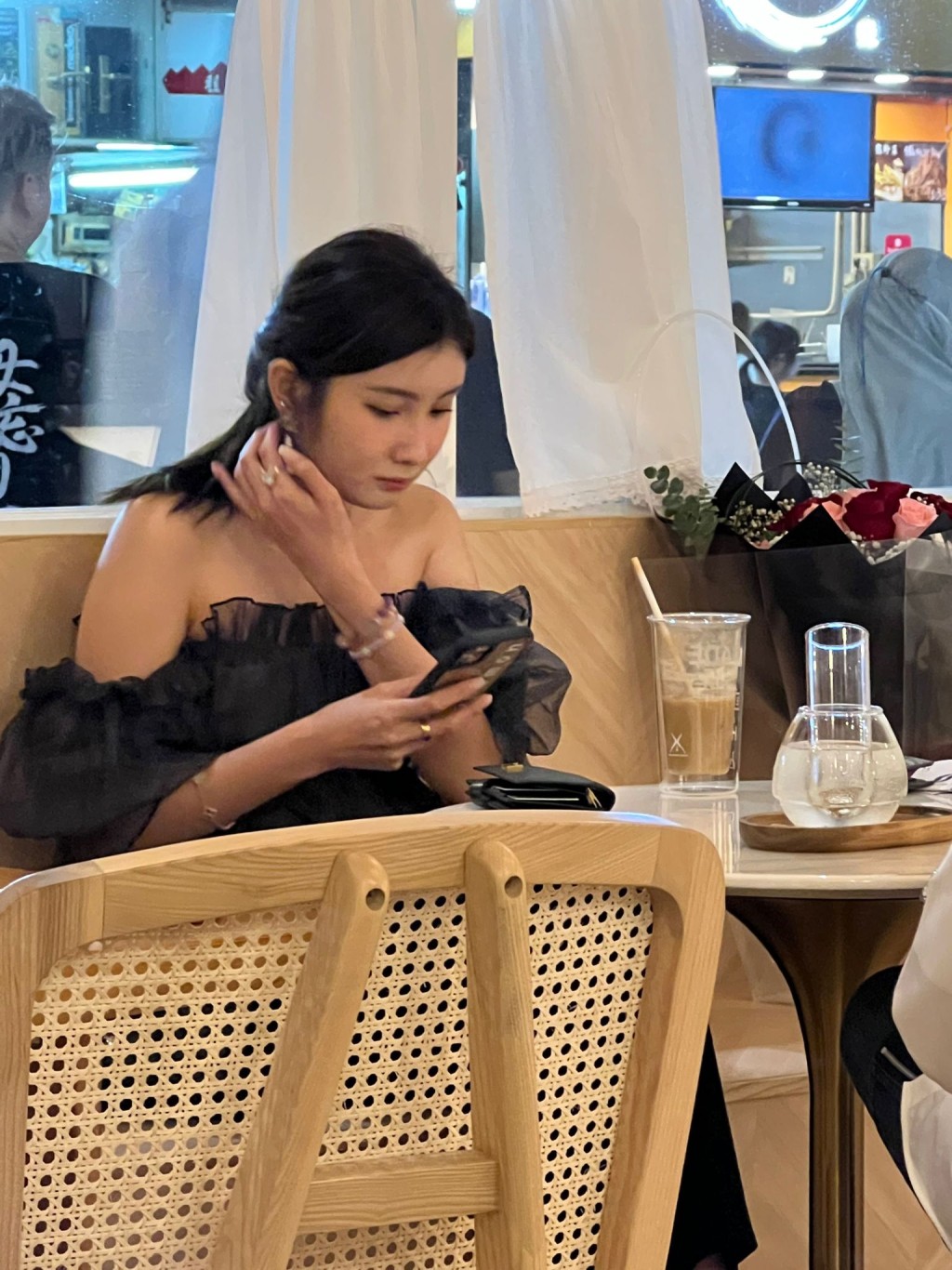 斯文男去洗水間,Shirley即覆短訊。