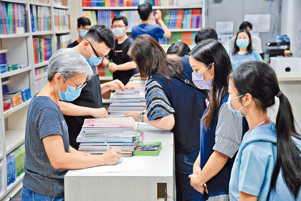 新学年「适用书目表」出炉，有初中课本加幅近百分之六，教育局已呼吁出版社考虑疫情，在定价时尽量克制。