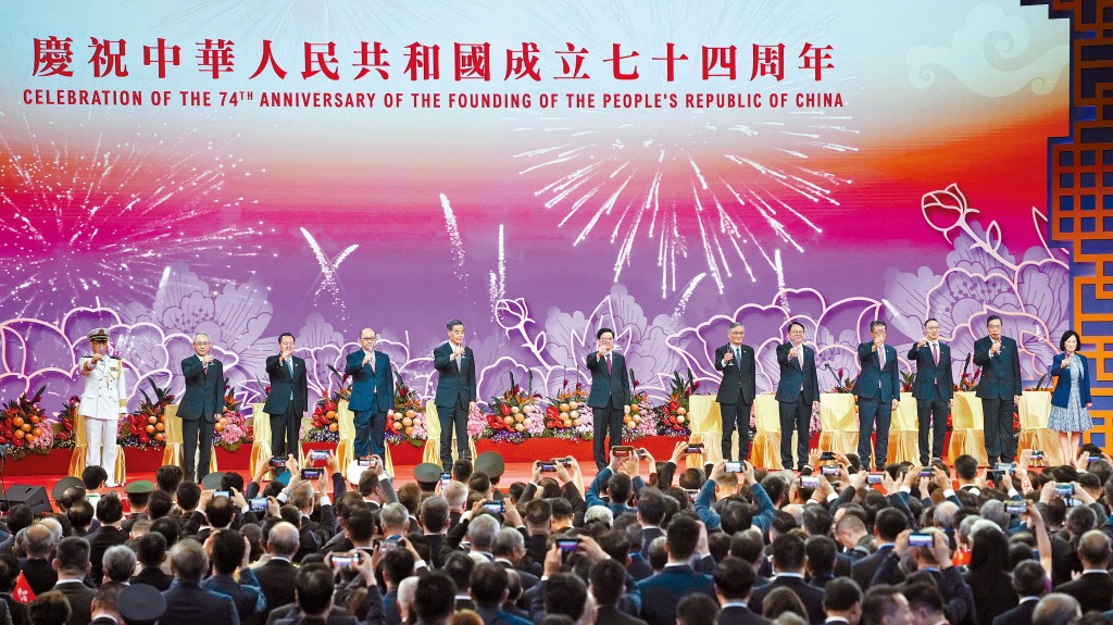 行政長官李家超（左六）、全國政協副主席梁振英（左五）、中聯辦主任鄭雁雄（左四）及終審法院首席法官張舉能（右六）等，出席國慶酒會。