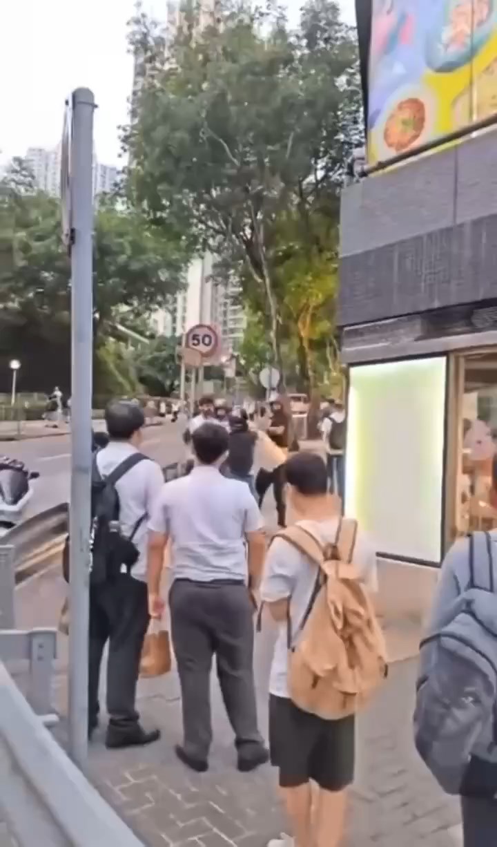 5名戴頭盔的南亞裔男子在九龍灣得寶商場對開的斜路大打出手。 5名戴頭盔的南亞裔男子在九龍灣得寶商場對開的斜路大打出手。