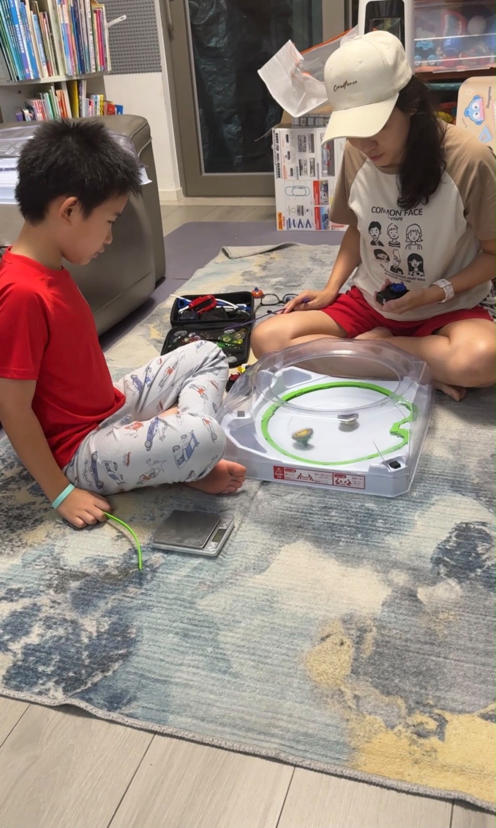 媽媽Vivian透過每天在地板上與兒子「Three, Two, One」的互動，為將來的青春期親子關係默默「儲蓄」。（圖片來源：受訪者提供）
