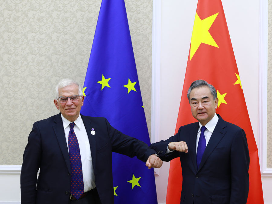 2021年，王毅會見博雷利。資料圖片