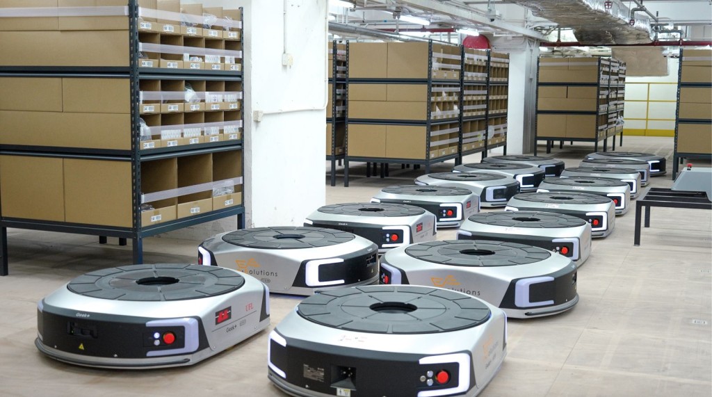 在2021年6月啟動第一階段AMR應用,引進6部機器人;直至2023年8月進入第二階段應用,現有AMR數量已達30部。 在2021年6月啟動第一階段AMR應用,引進6部機器人;直至2023年8月進入第二階段應用,現有AMR數量已達30部。