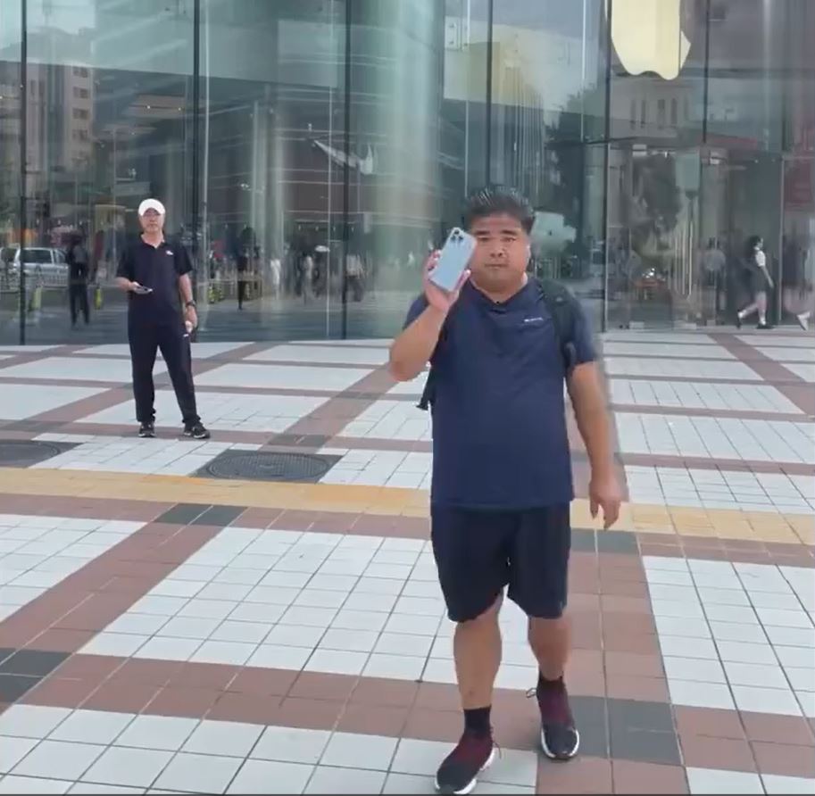 劉金不滿其手機被蘋果判定經改裝，收取「天價」維修費。影片截圖
