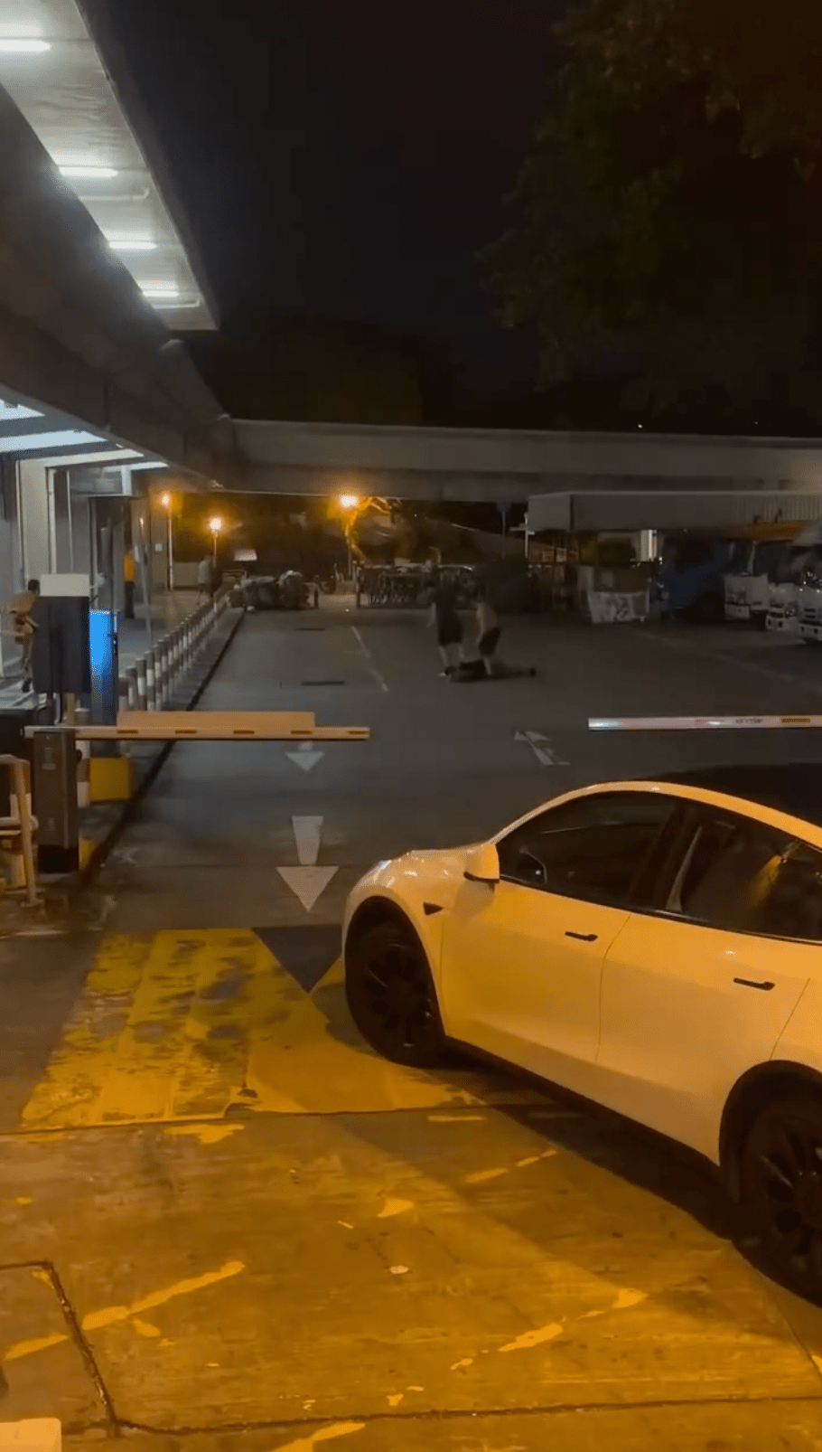 然而片段後半急轉直下,鏡頭轉至停車場內,場面已變成二打一。 然而片段後半急轉直下,鏡頭轉至停車場內,場面已變成二打一。