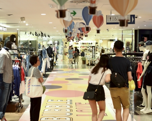 服装销货额上升5.4%。