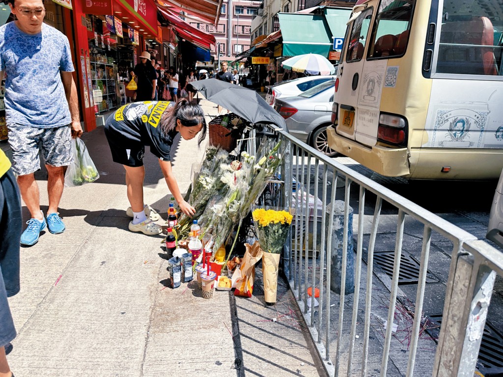 15歲中四學生前天墮樓死亡,不少師生昨到場獻花悼念。