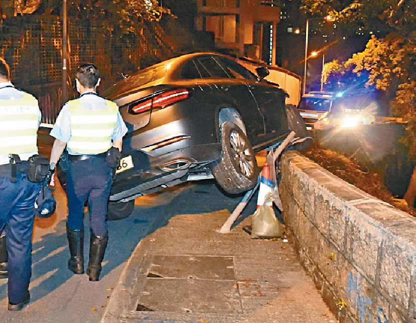 ■楊明的坐駕案發時撞毀石牆。