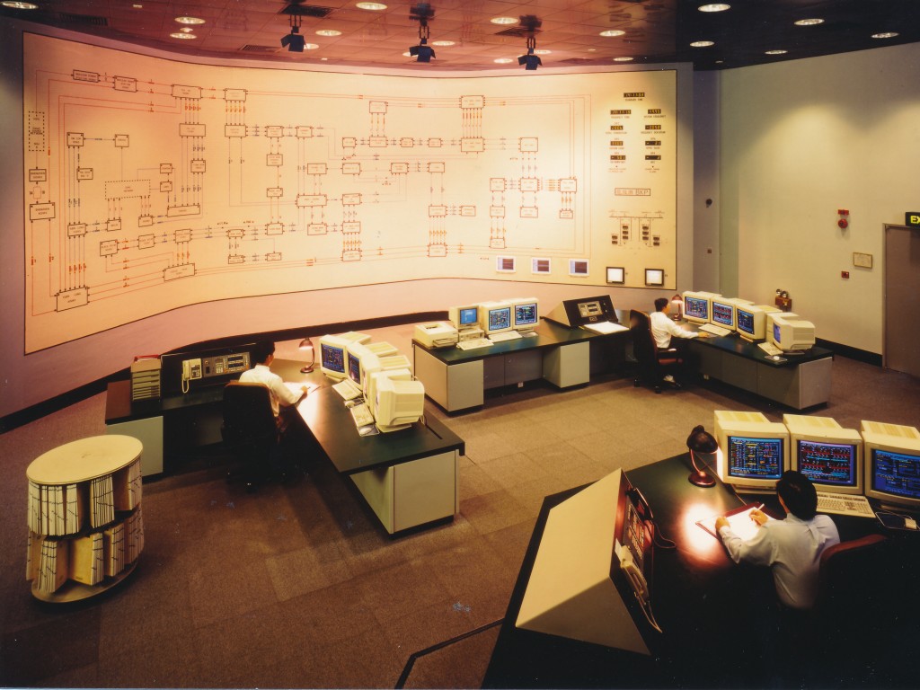 80年代，剛落成時的控制室仍未有電子螢幕，需要人手改動訊息。(星島資料室圖片)