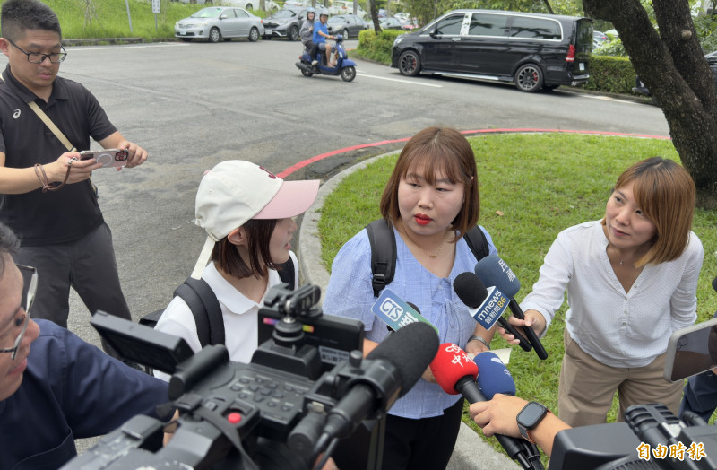 許光漢的韓國粉絲到役政署迎接退伍。(自由時報) 許光漢的韓國粉絲到役政署迎接退伍。(自由時報)