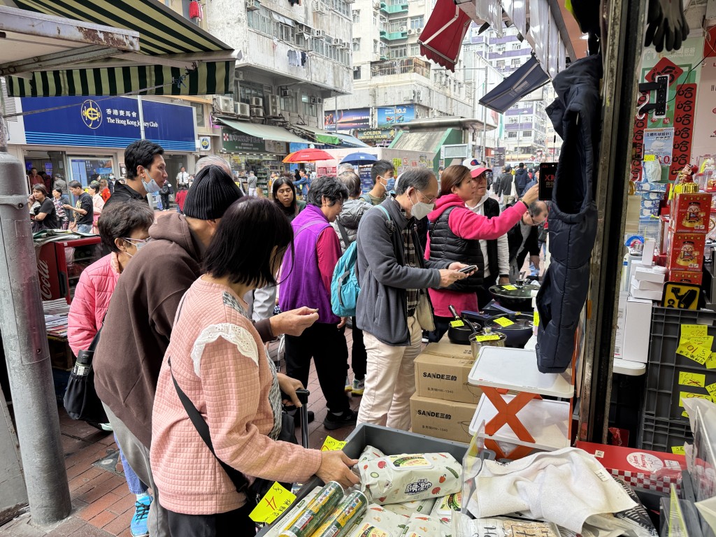 當中位於鴨寮街的分店更坐落地鐵站旁路口位置，「搶客」、「爭生意」意味甚濃。陳俊豪攝