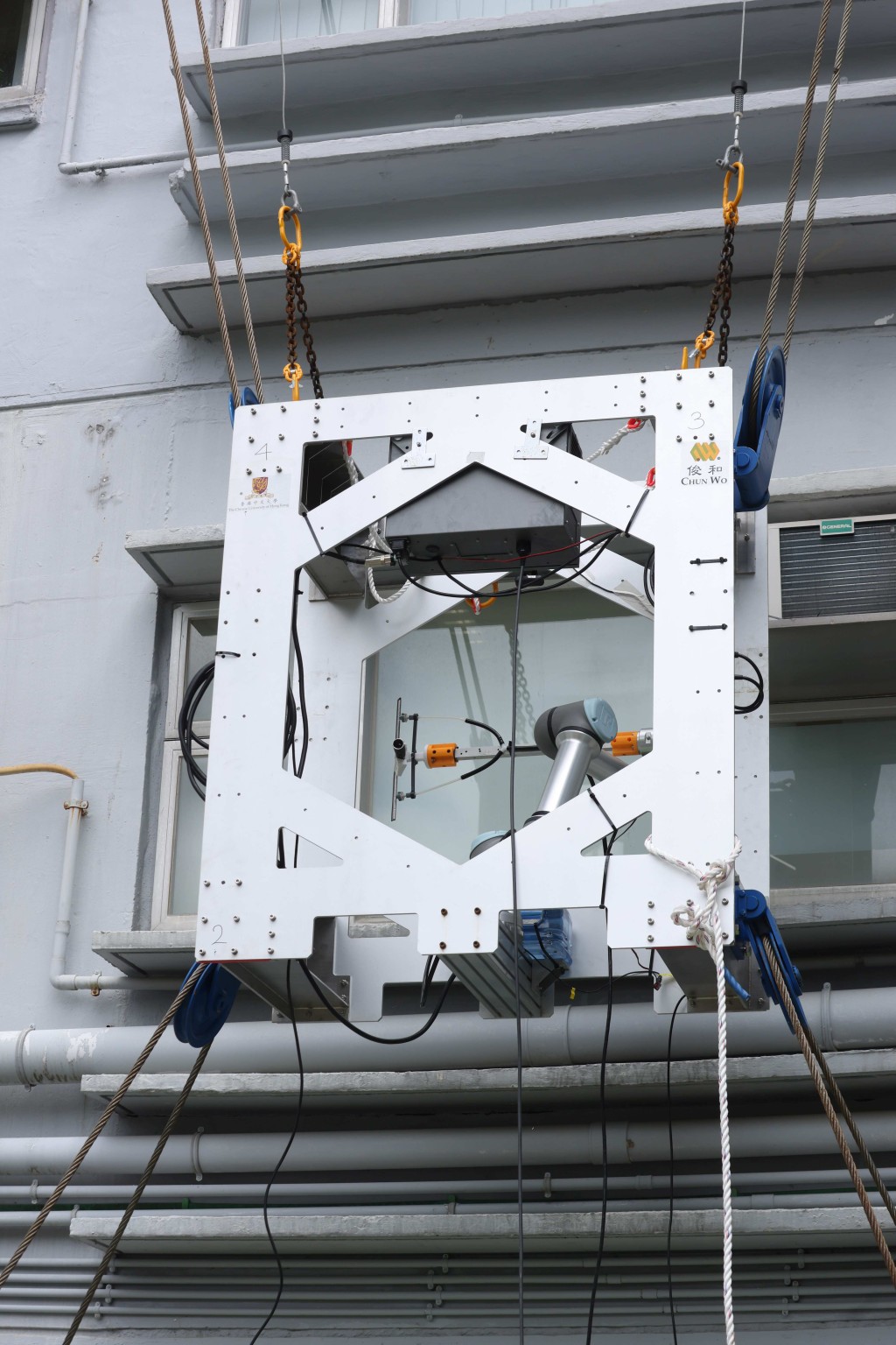  線控機械人系統安裝於中大校園一幢建築物外牆進行測試及示範。