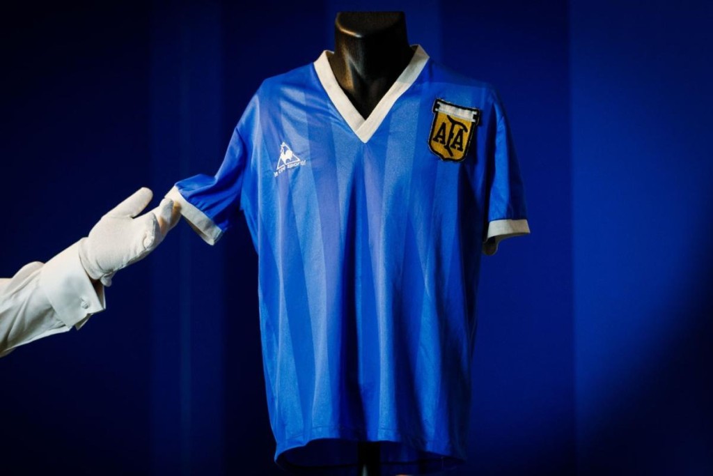 美斯的戰袍有望超越「上帝之手」阿根廷傳奇球星馬勒當拿球衣在去年所售出的930萬美元紀錄。網上圖片