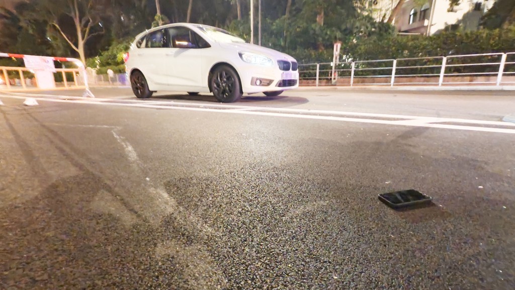 一輛駛至的私家車撞到男賊。 一輛駛至的私家車撞到男賊。