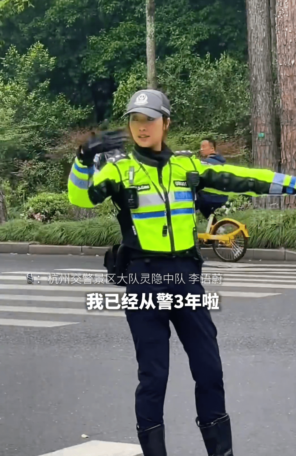 李语蔚是景区交警大队灵隐中队的一名骑警。