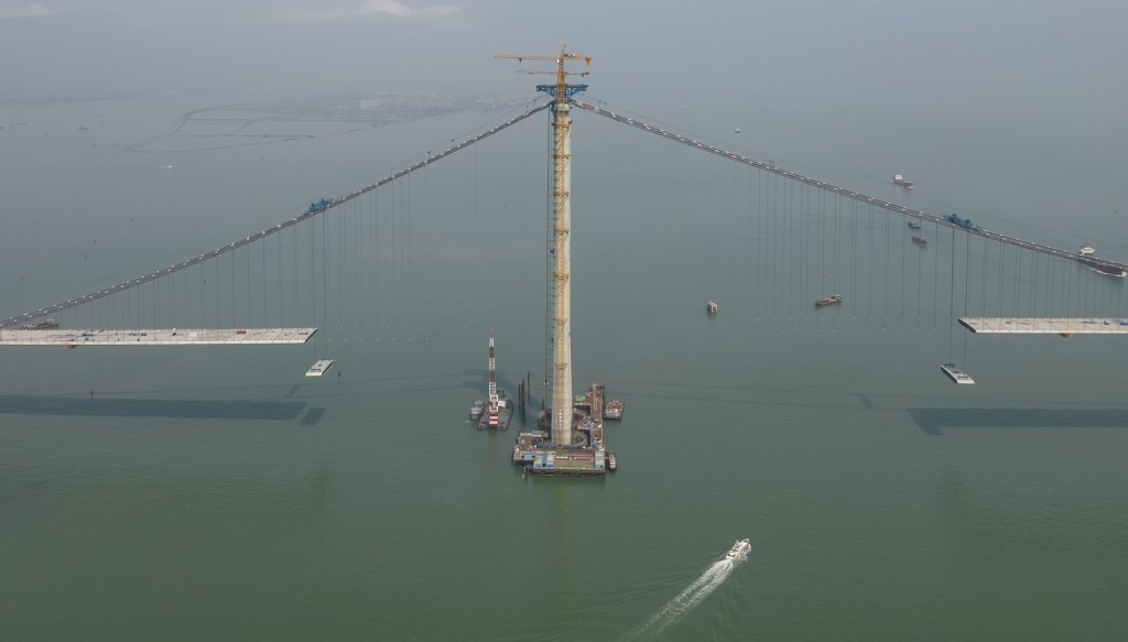 施工中的伶仃洋大橋。　中新社