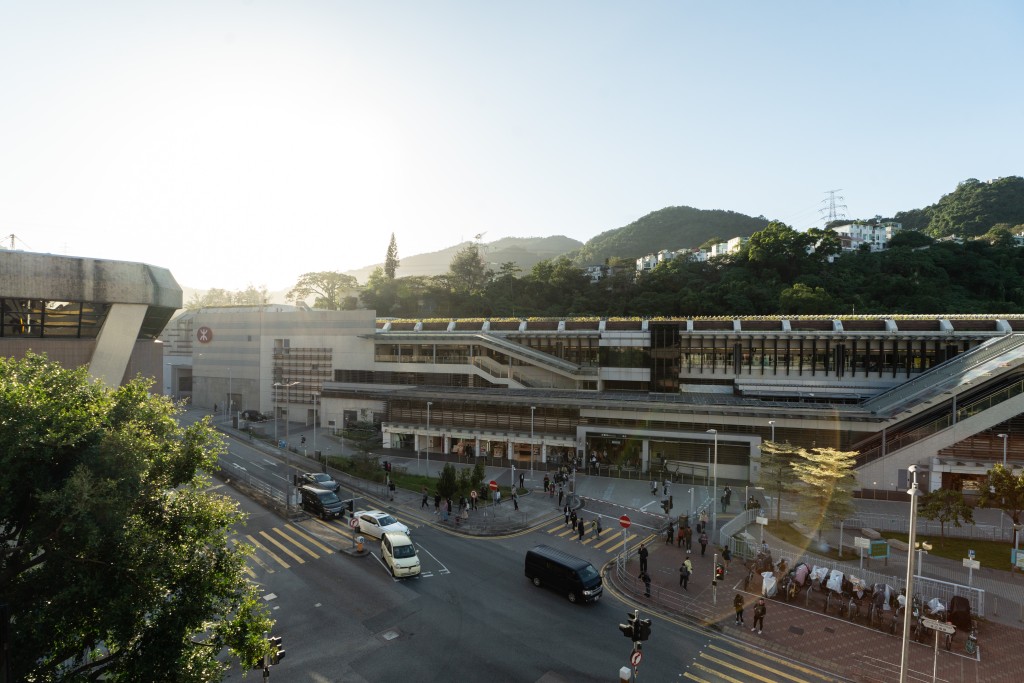 港铁屯马綫显径站于2020年2月启用，车站以绿色车站作槪念。刘骏轩摄