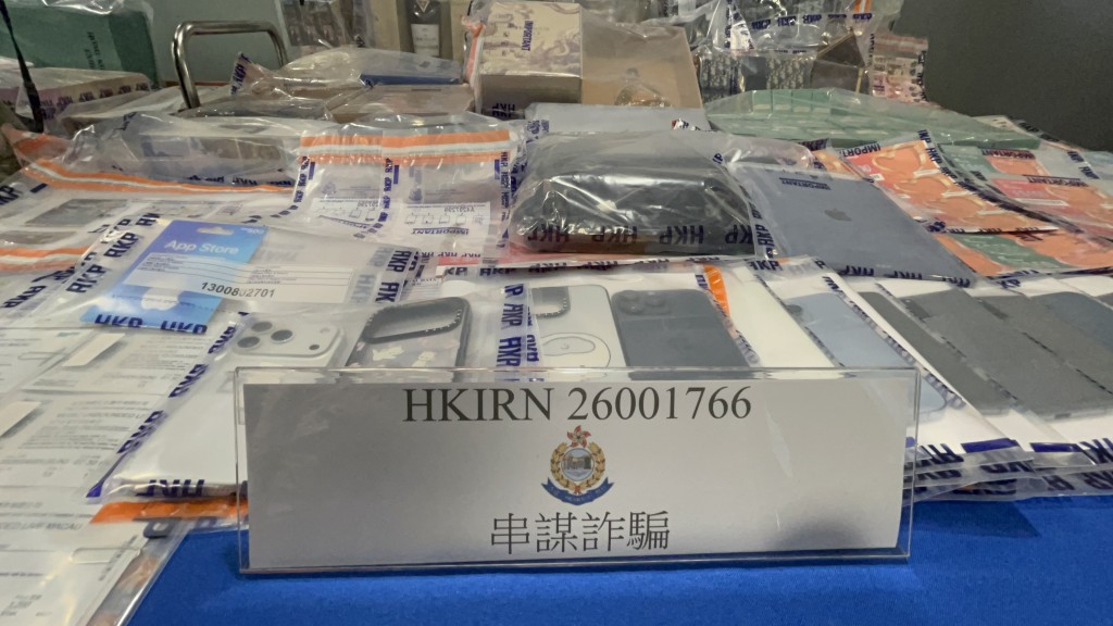 警方在單位內檢獲大批懷疑贓物，包括名貴手錶、護膚品、酒、保健食品、演唱會門票及大量遊戲卡等。