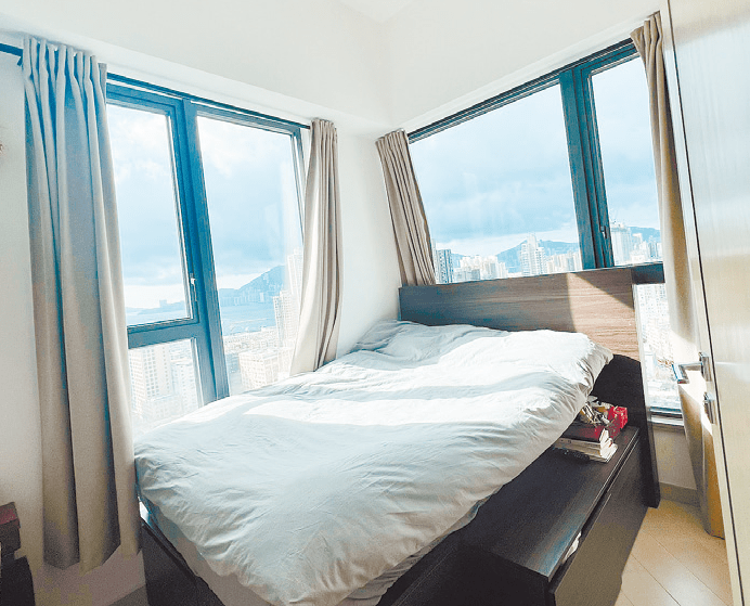 图中寝室楼底高旷，配以双边玻璃，极具空间感。