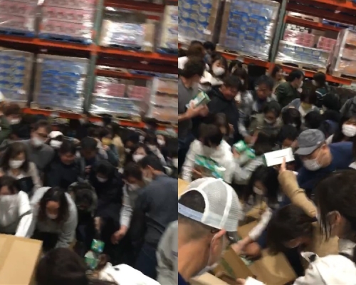 大批日本民眾上前瘋搶。網圖