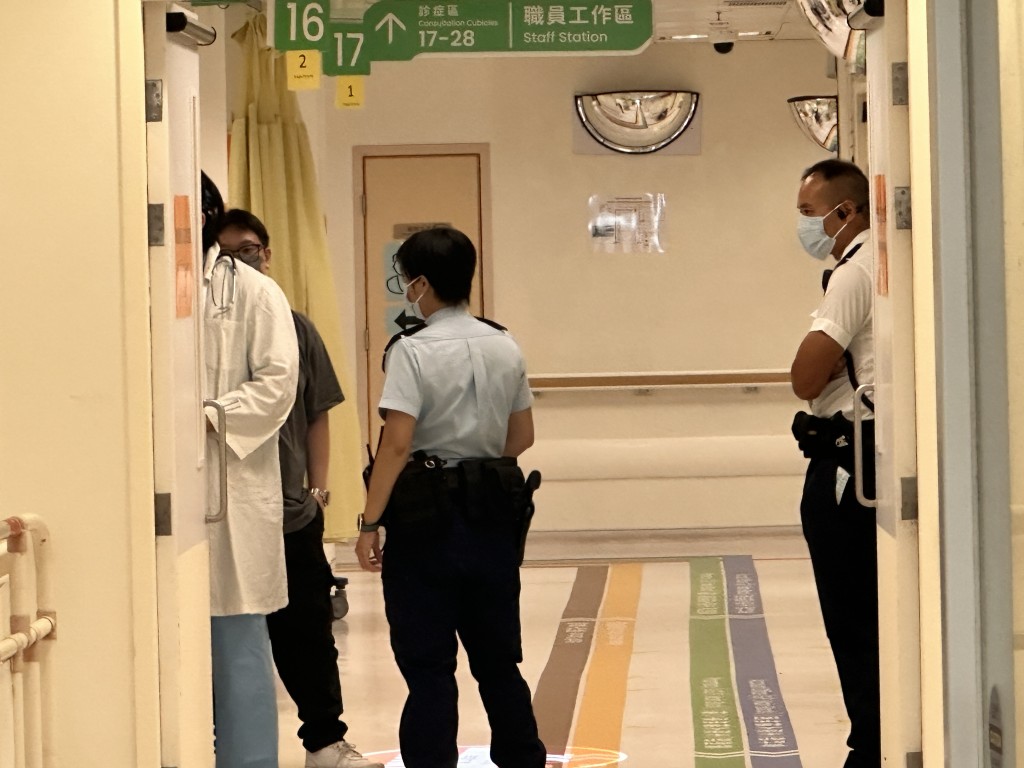 警員到醫院了解事件。梁國峰攝