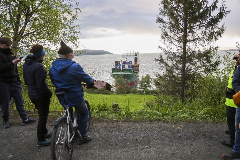 巨型貨輪擱淺闖民居。 美聯社 巨型貨輪擱淺闖民居。 美聯社