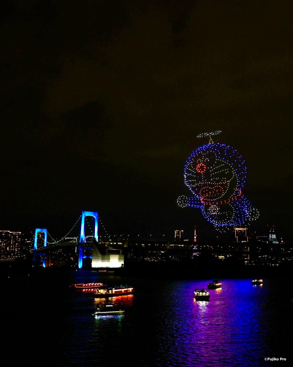 日前（3月7日及8日），日本東京上空上演日本首個多啦A夢主題的無人機匯演，為即將於3月27日開幕的《100%多啦A夢 & FRIENDS》東京站展覽預熱。（圖片來源：AllRightsReserved）