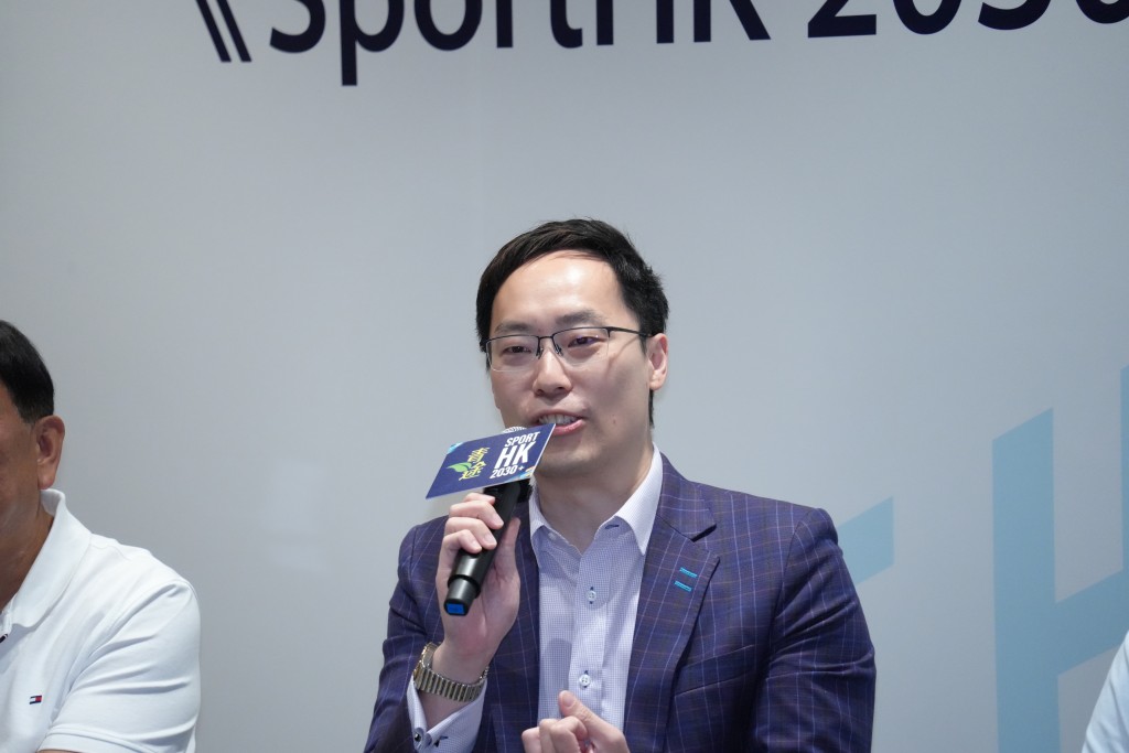 文化體育及旅遊局體育專員蔡健斌致辭時指，推動精英化更能在體育界「造星」，提高關注，為體育產業化造就條件。青途提供