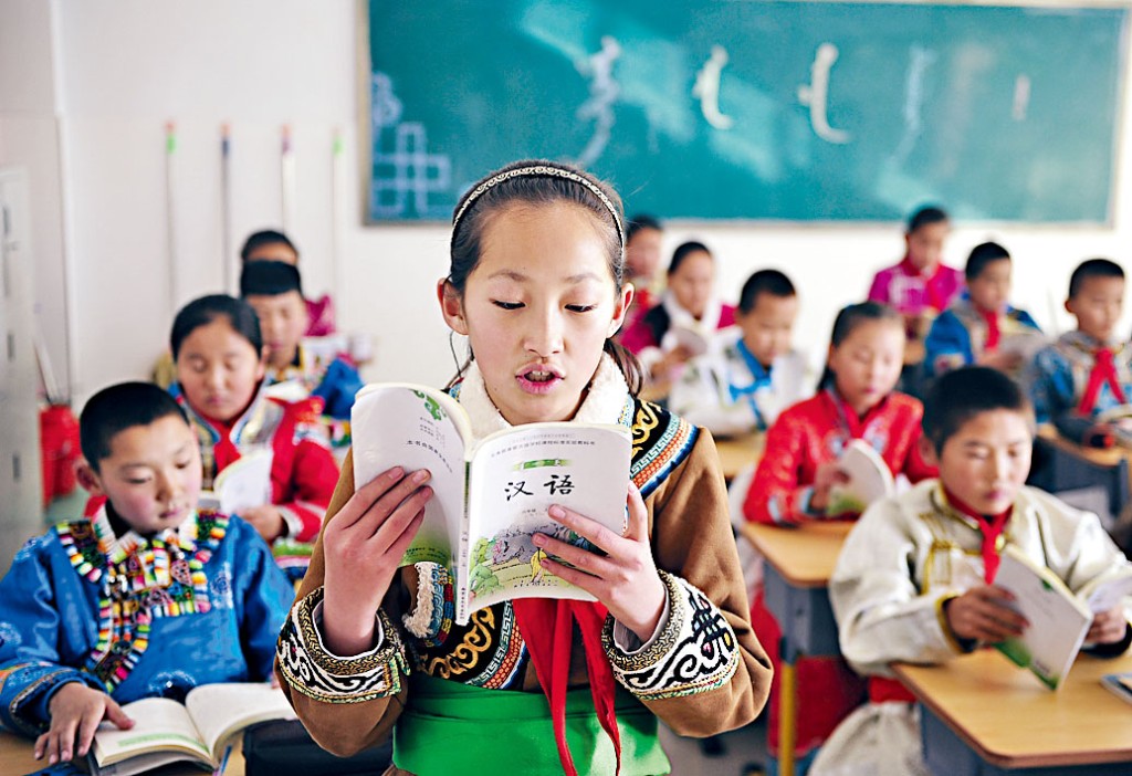 内蒙古小学生在学习汉语。