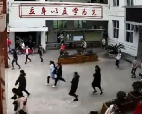 學生在地震來臨前狂奔。網上圖片