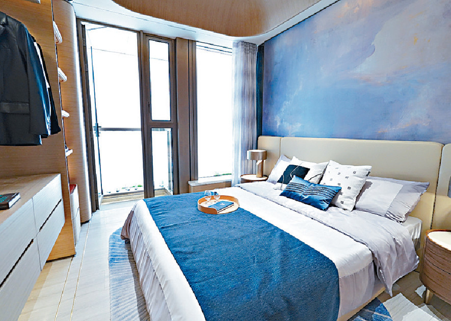 ■主睡房與大廳同向，同可享維港海景，以富藝術色彩的雲彩壁畫作視覺核心。