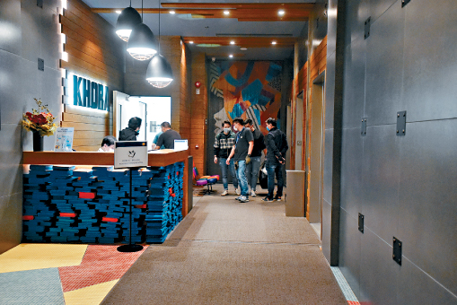 警方在旺角宏創方運走證物。