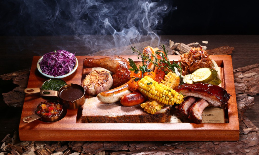 朗豪坊另一全新餐廳Smokehouse Bar & Gill，主打煙燻燒燒美食，利用優質木頭將上乘部位燻製煙燻肉，提升不同肉類的嫩度和口感。