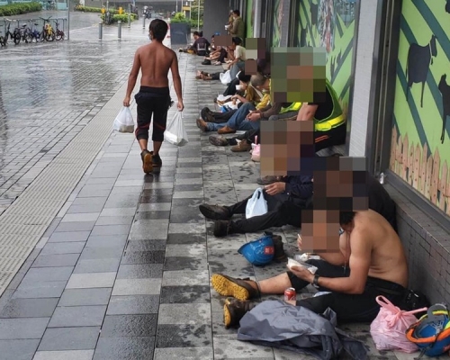 有地盤工人冒雨食飯。網上圖片