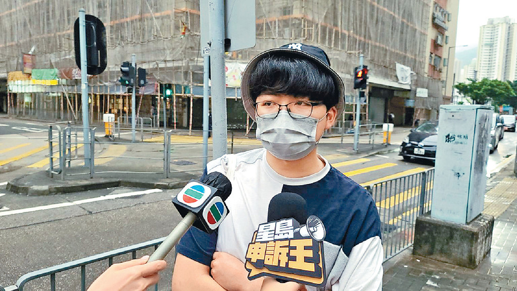 ■鄭同學前日確診,坦言不舒服但稱:「文憑試一生人一次,都要頂硬上。」 ■鄭同學前日確診,坦言不舒服但稱:「文憑試一生人一次,都要頂硬上。」