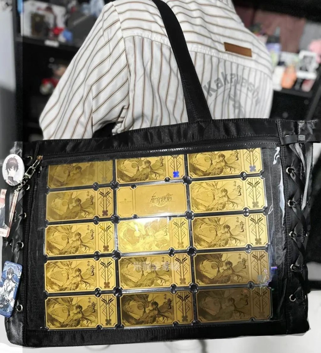 有二次元遊戲愛好者攜帶着身價上萬的「金鈔痛包」。 有二次元遊戲愛好者攜帶着身價上萬的「金鈔痛包」。