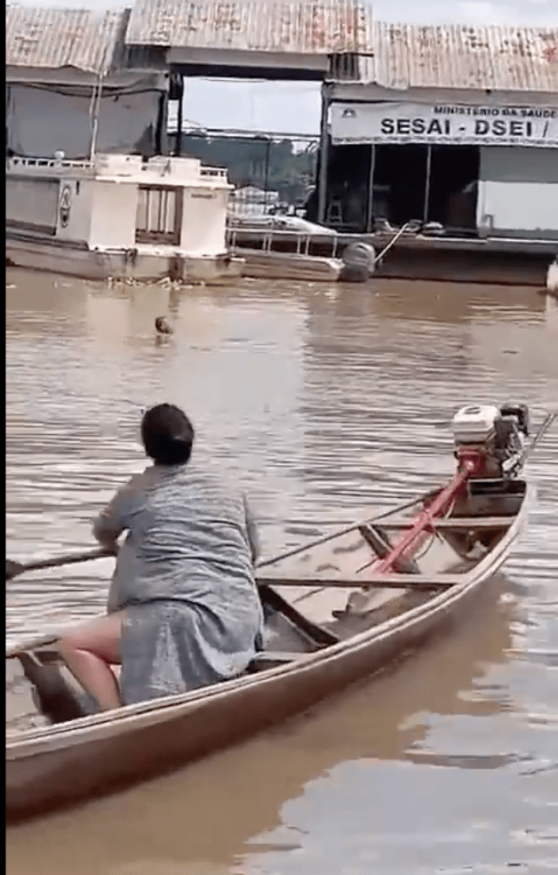 影片一開始，有兩名女子撐着小船經過。