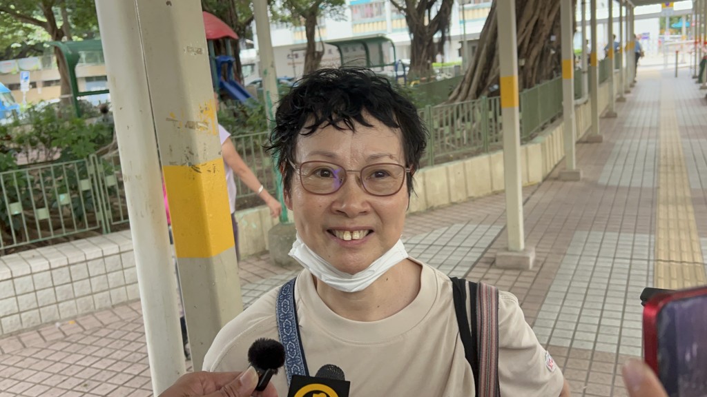 王女士指單位的牆身熏黑，貼在牆壁上的生活照亦「熏黑晒」，不能取回。
