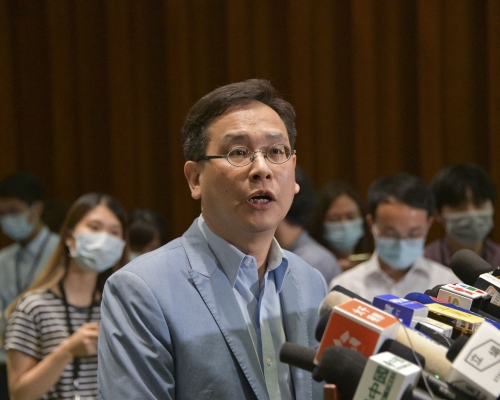 葉建源去信鄧炳強譴責防暴警員膝壓制服女童。 資料圖片