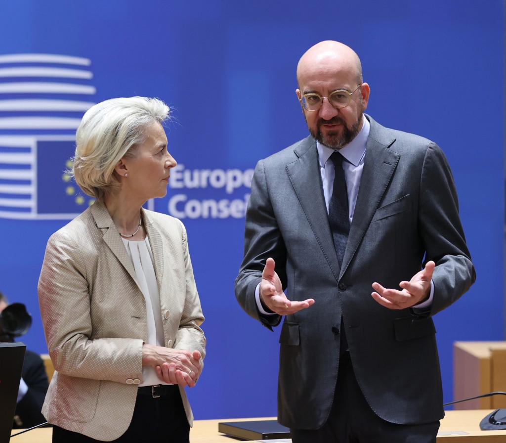 欧盟委员会主席冯德莱恩（左)与欧洲理事会主席米歇尔。新华社